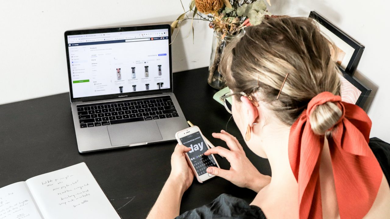 Scroll, clic y compra: cómo consume la generación conectada