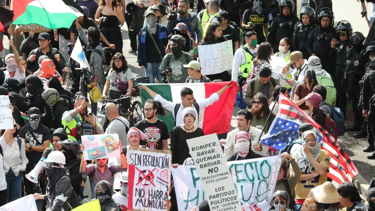 Reviven marcha contra la gentrificación entre policías y negocios cerrados al sur de la CDMX