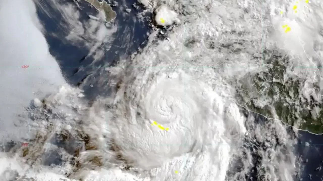 Huracán Flossie se debilita a categoría 2 frente a las costas del Pacífico
