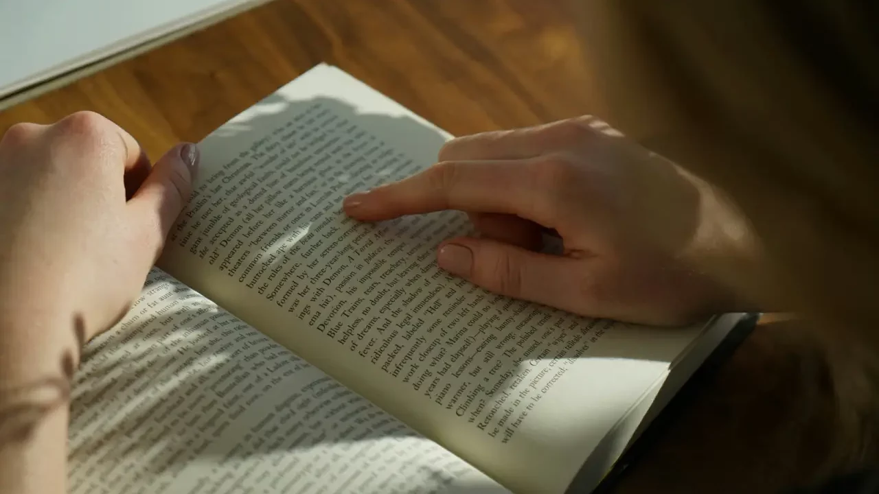 ¿De verdad necesitas leer para aprender? Lo que la neurociencia dice sobre leer contra escuchar