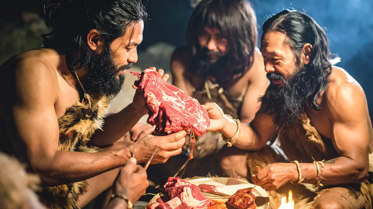 Los neandertales probablemente comían carne fermentada con una guarnición de gusanos