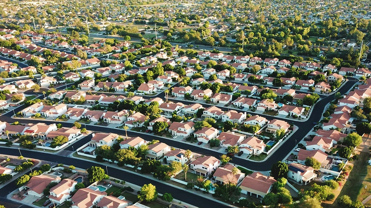 Grandes inversores podrían quedar vetados de comprar casas unifamiliares bajo plan de Trump