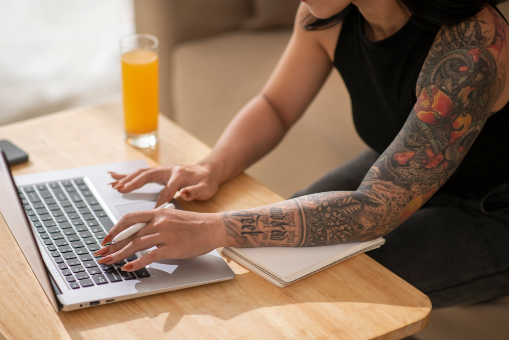 Tatuajes en el trabajo: ¿tus tattoos impulsan o afectan tu carrera?