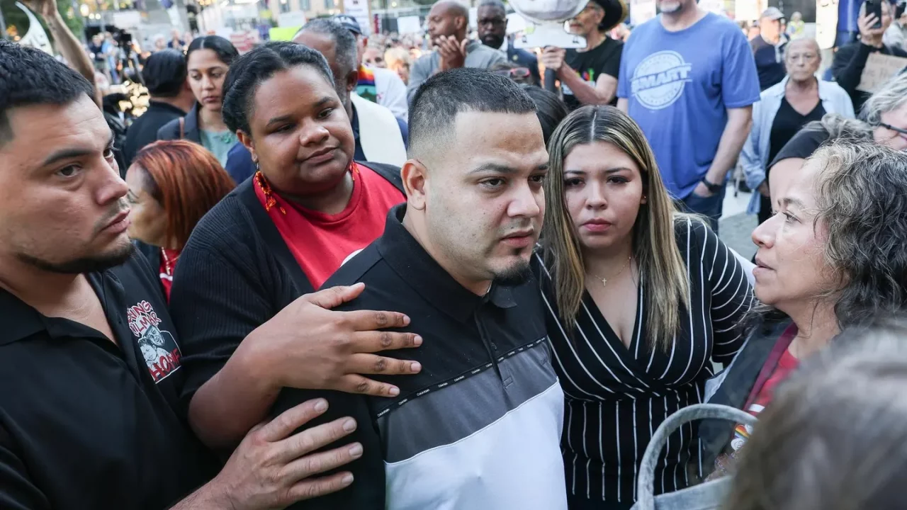 Jueza bloquea temporalmente la deportación de Kilmar Abrego García a Uganda, según informes