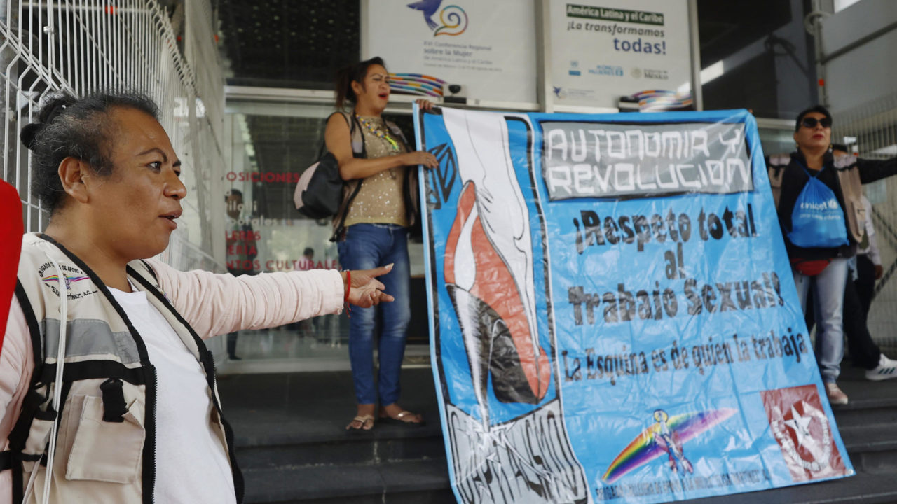 Trabajadoras sexuales protestan afuera de la Conferencia Regional sobre la Mujer