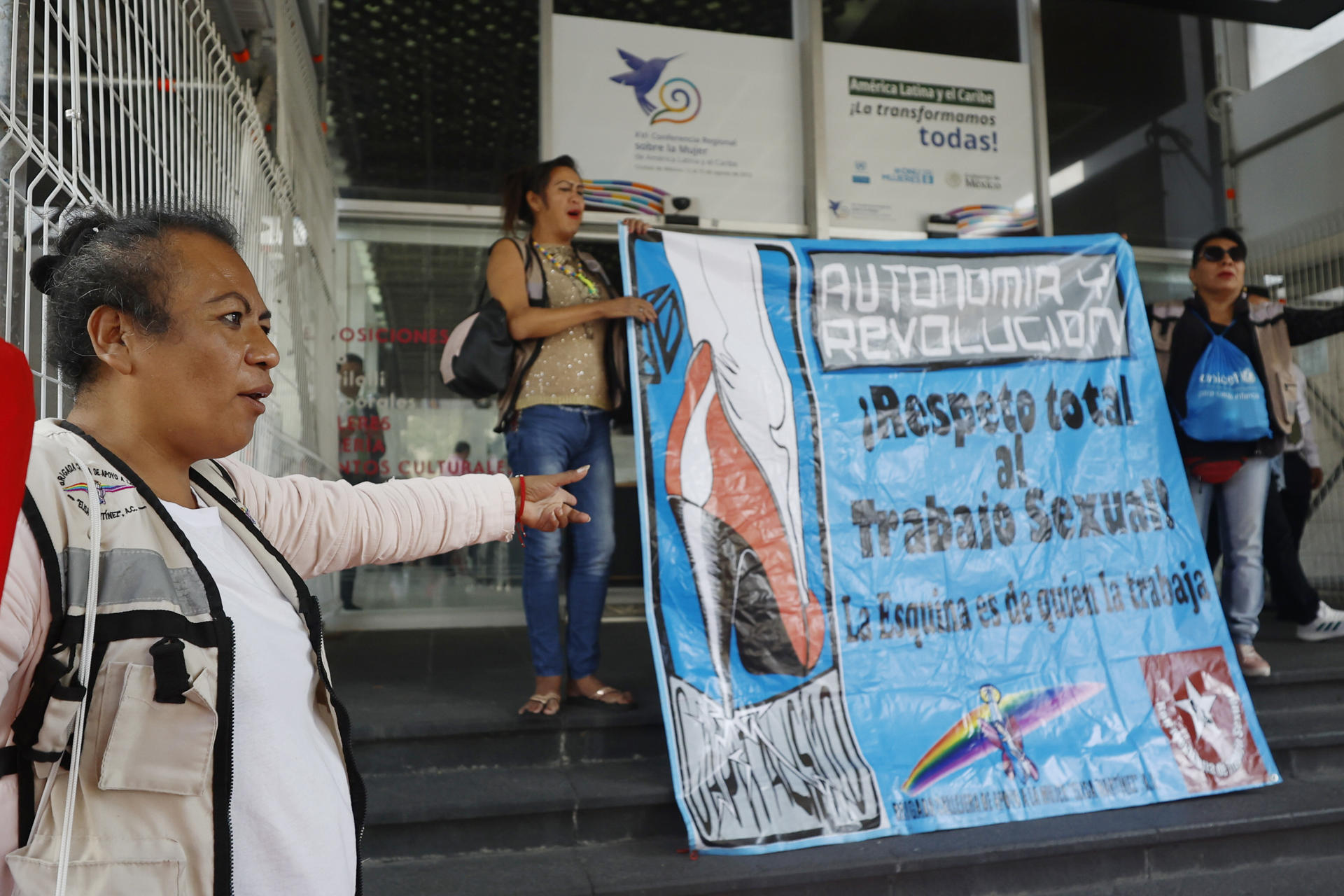 Trabajadoras sexuales protestan afuera de la Conferencia Regional sobre la Mujer