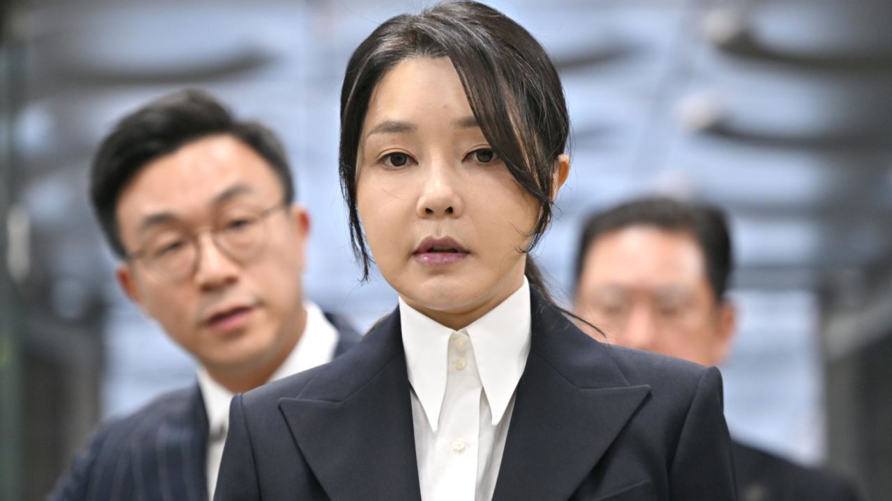 Celda solitaria con colchón en el suelo para la poderosa ex primera dama de Corea del Sur