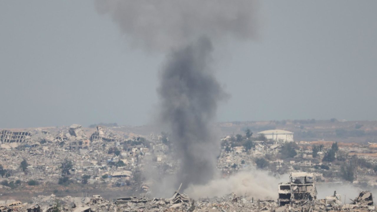 Israel bombardea la ciudad de Gaza durante la noche; Líder de Hamas debe viajar a El Cairo en un intento por salvar las conversaciones de alto el fuego