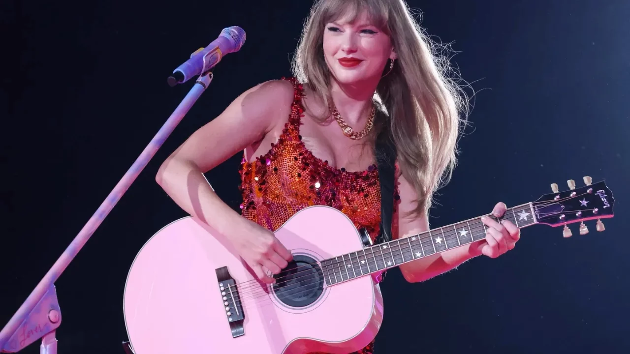 El episodio del podcast Taylor Swift ‘New Heights’ atrae a 1.2 millones de espectadores mientras la cantante revela detalles de su nuevo álbum