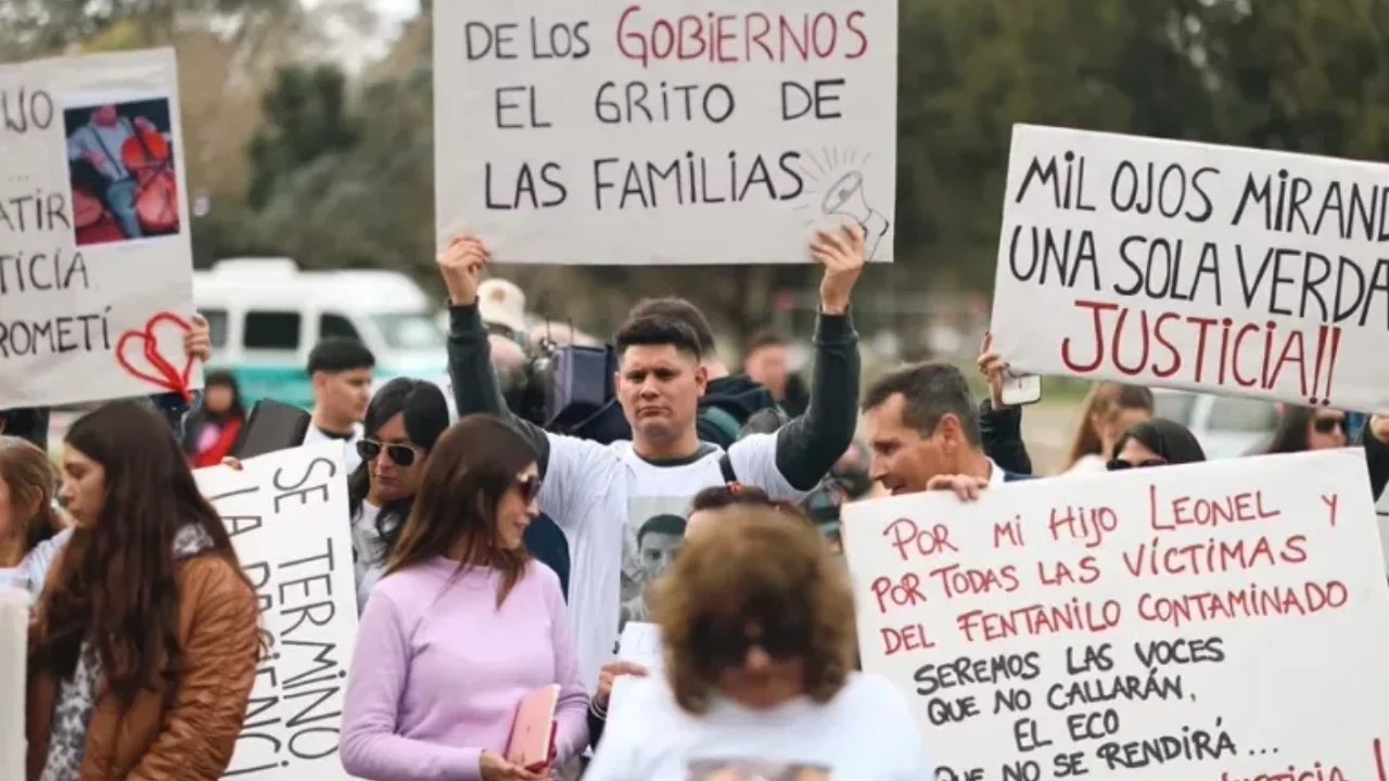 Familias de víctimas de fentanilo contaminado en Argentina denuncian politización del caso por gobierno de Milei