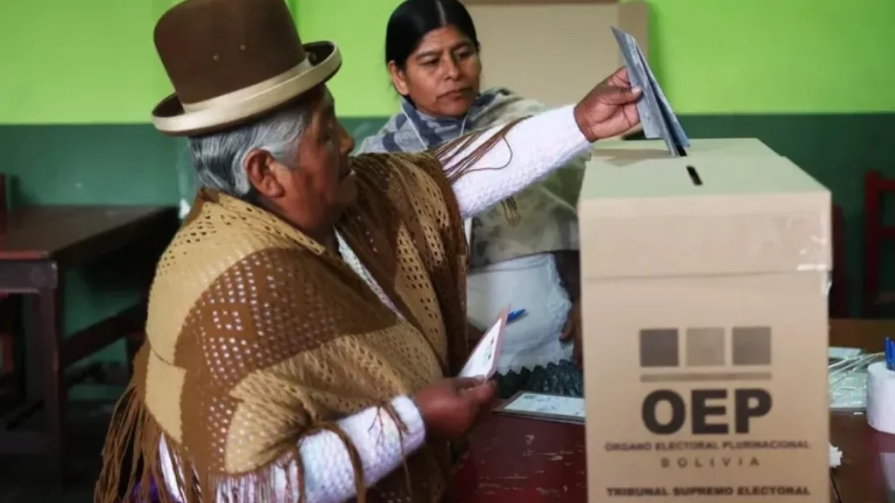 Bolivia va a segunda vuelta tras giro a la derecha en elecciones presidenciales