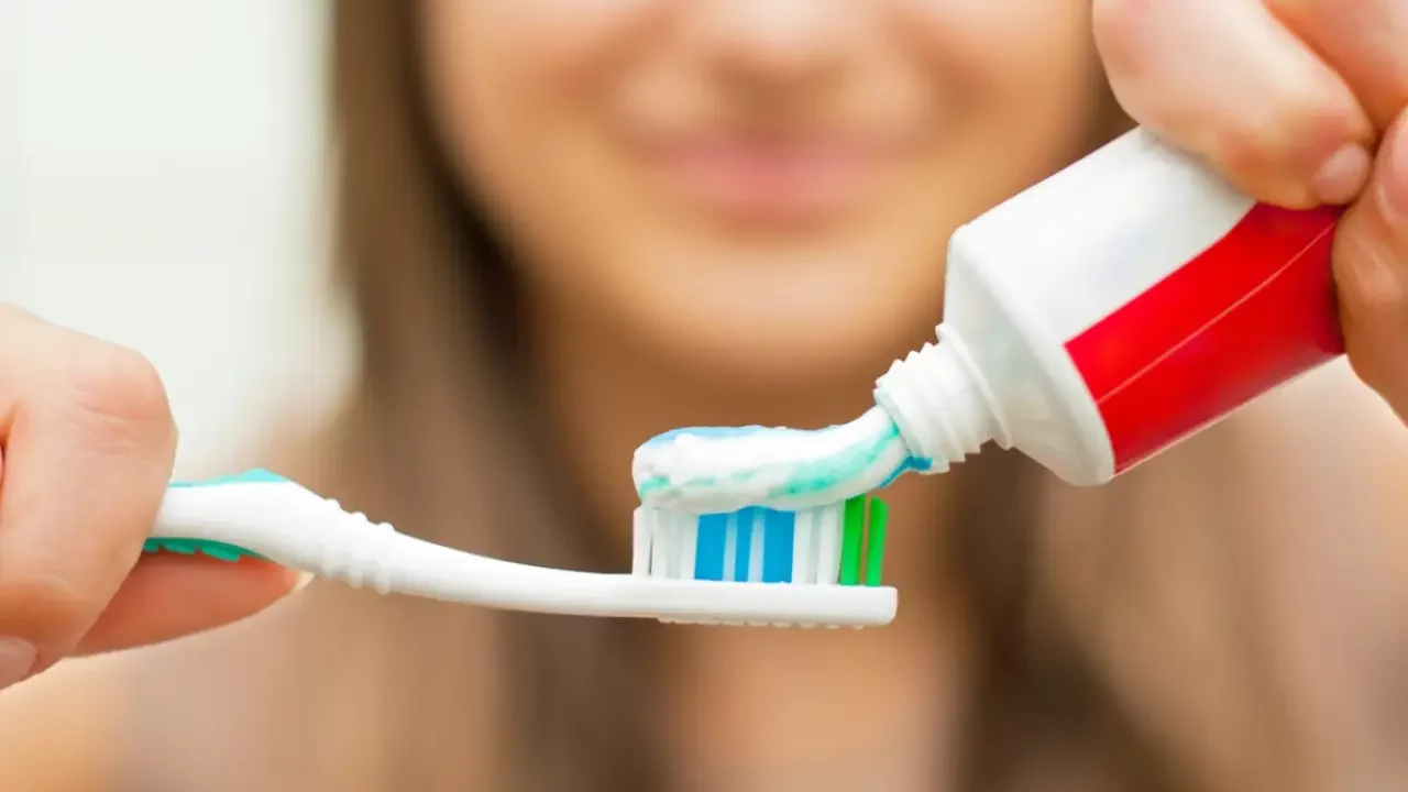 Cofepris retira esta pasta dental del mercado por reacciones adversas