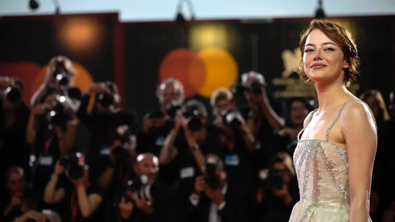 Emma Stone brilla en la alfombra roja del Festival de Cine de Venecia