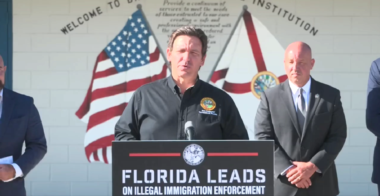 Gobernador de Florida anuncia ‘Depósito de deportación’, un nuevo centro de detención de inmigrantes