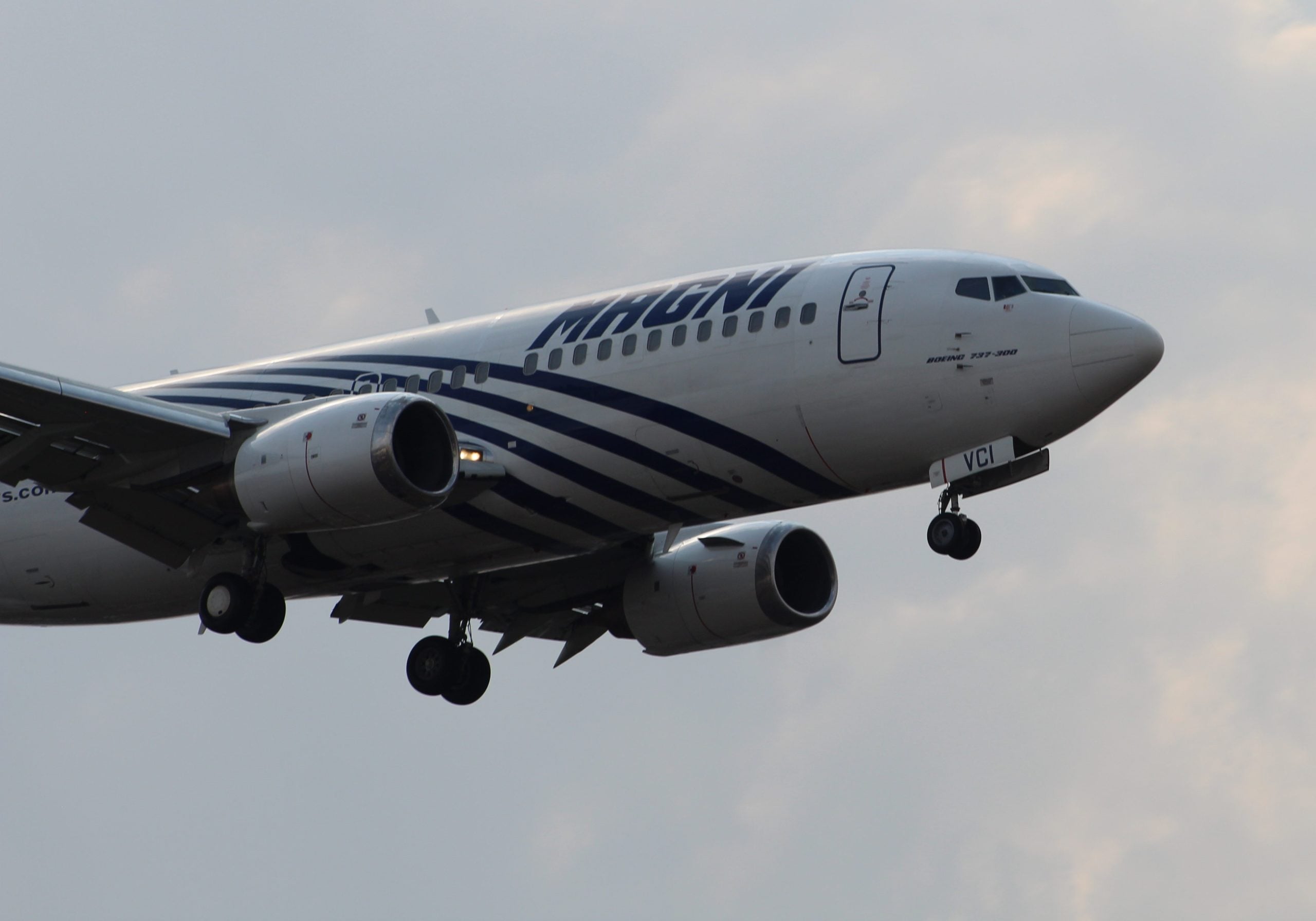 Autoridad aérea suspende temporalmente a la aerolínea mexicana Magnicharters