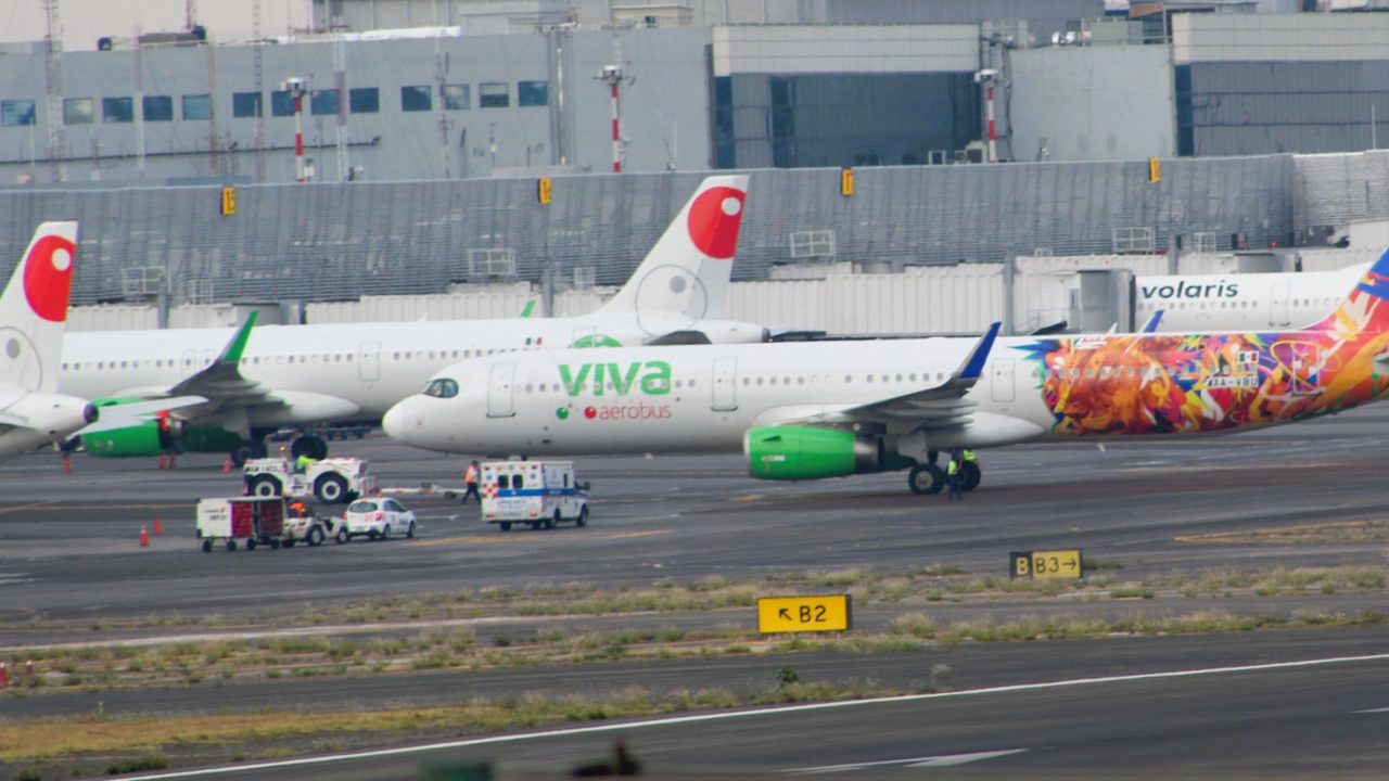 Autoridades revisan avión en el AICM por amenaza de bomba