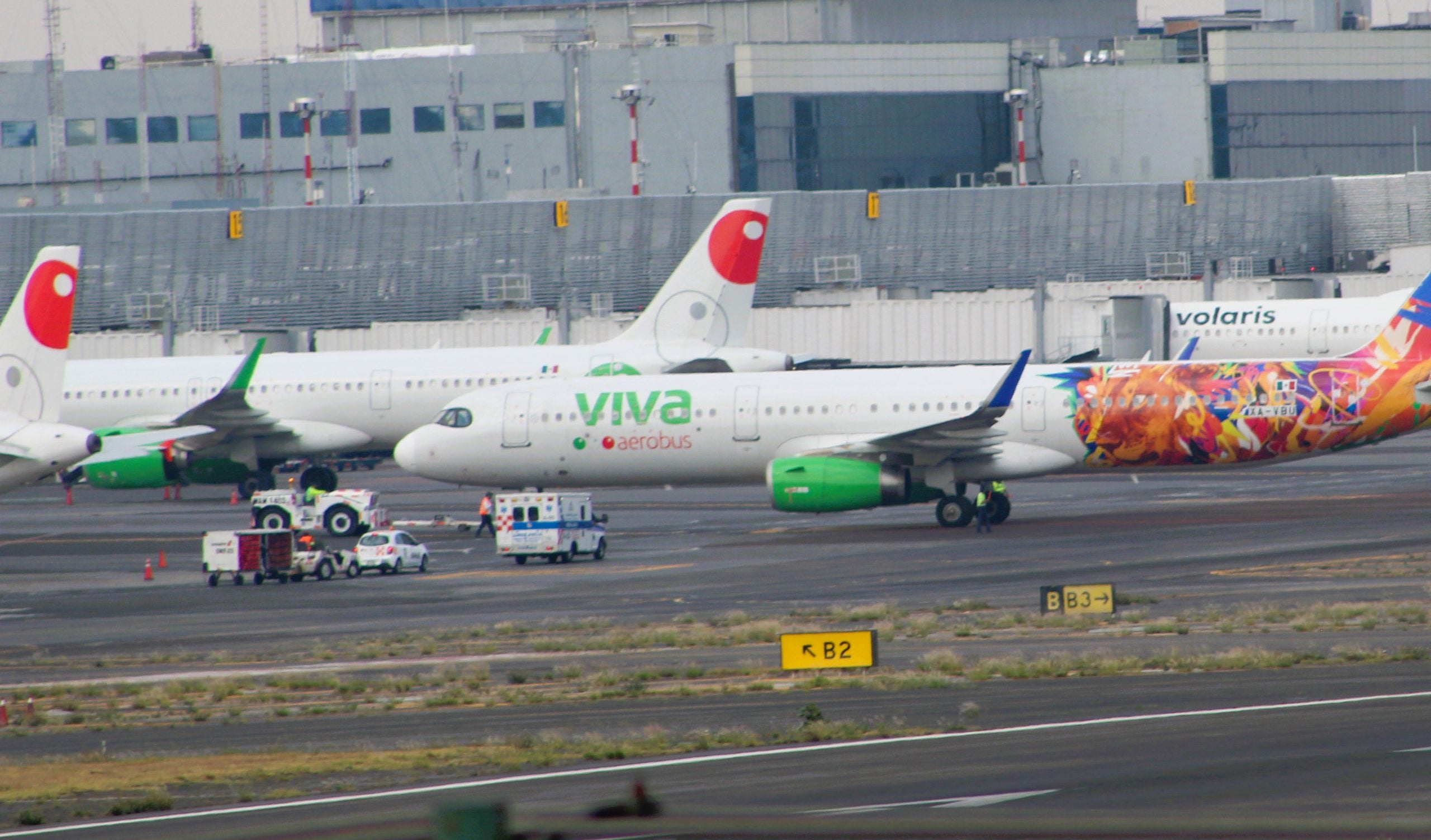 Autoridades revisan avión en el AICM por amenaza de bomba