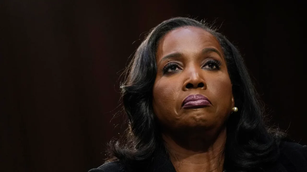 Despido de Lisa Cook por parte de Trump pone en riesgo un precedente de 90 años de la Corte suprema de EU, te contamos su importancia