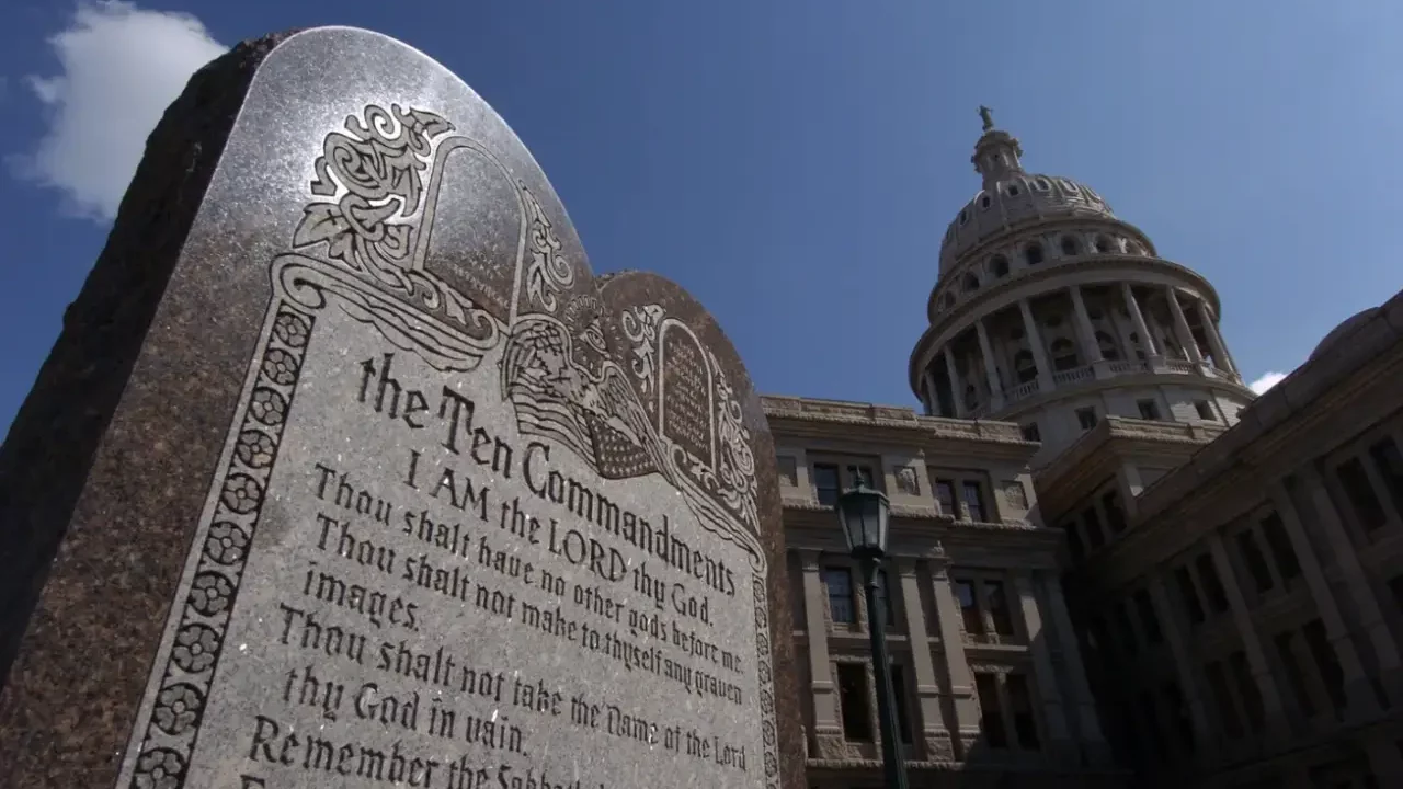 Juez bloquea ley de Texas que exige exhibir los Diez Mandamientos en escuelas públicas