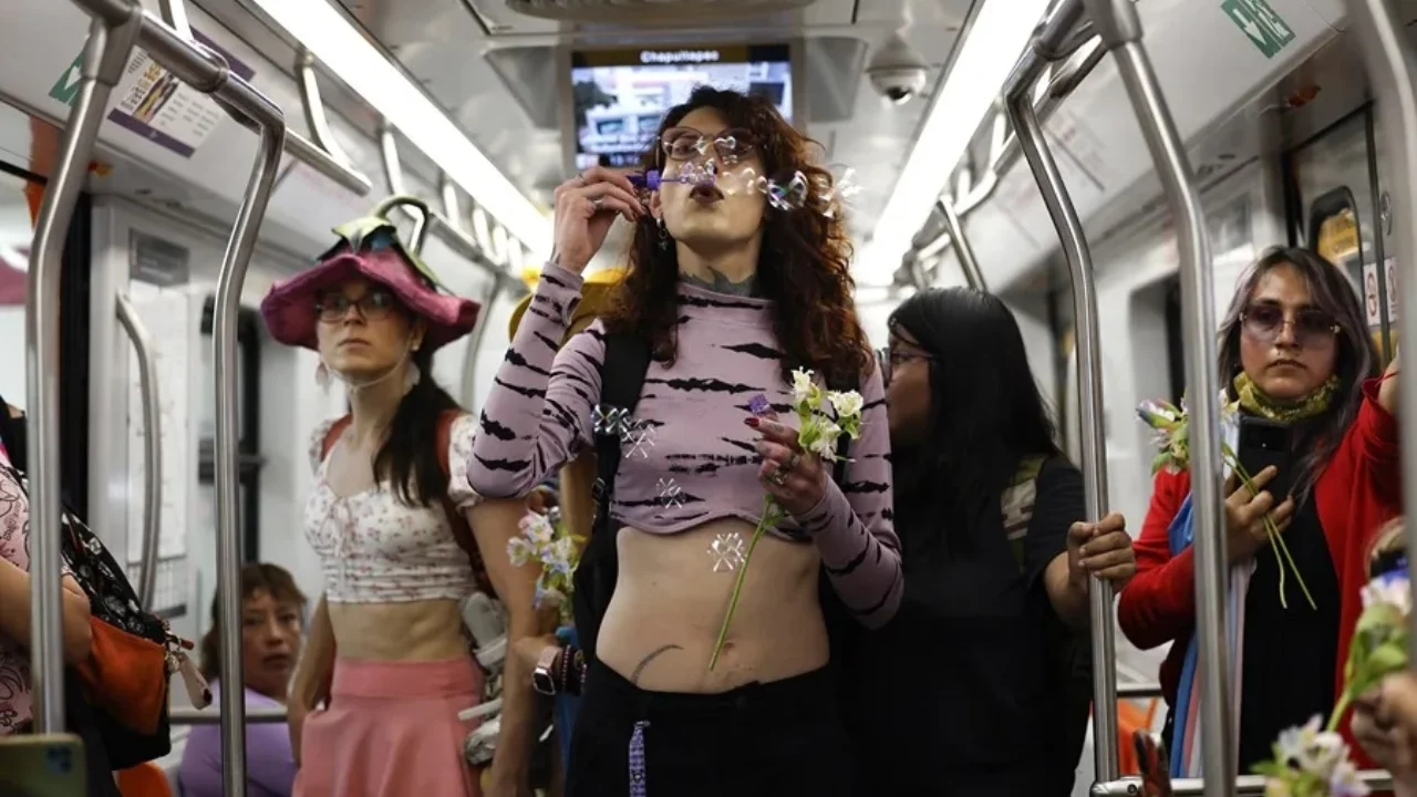 ‘No somos un peligro’, exclaman mujeres trans en el metro de la Ciudad de México