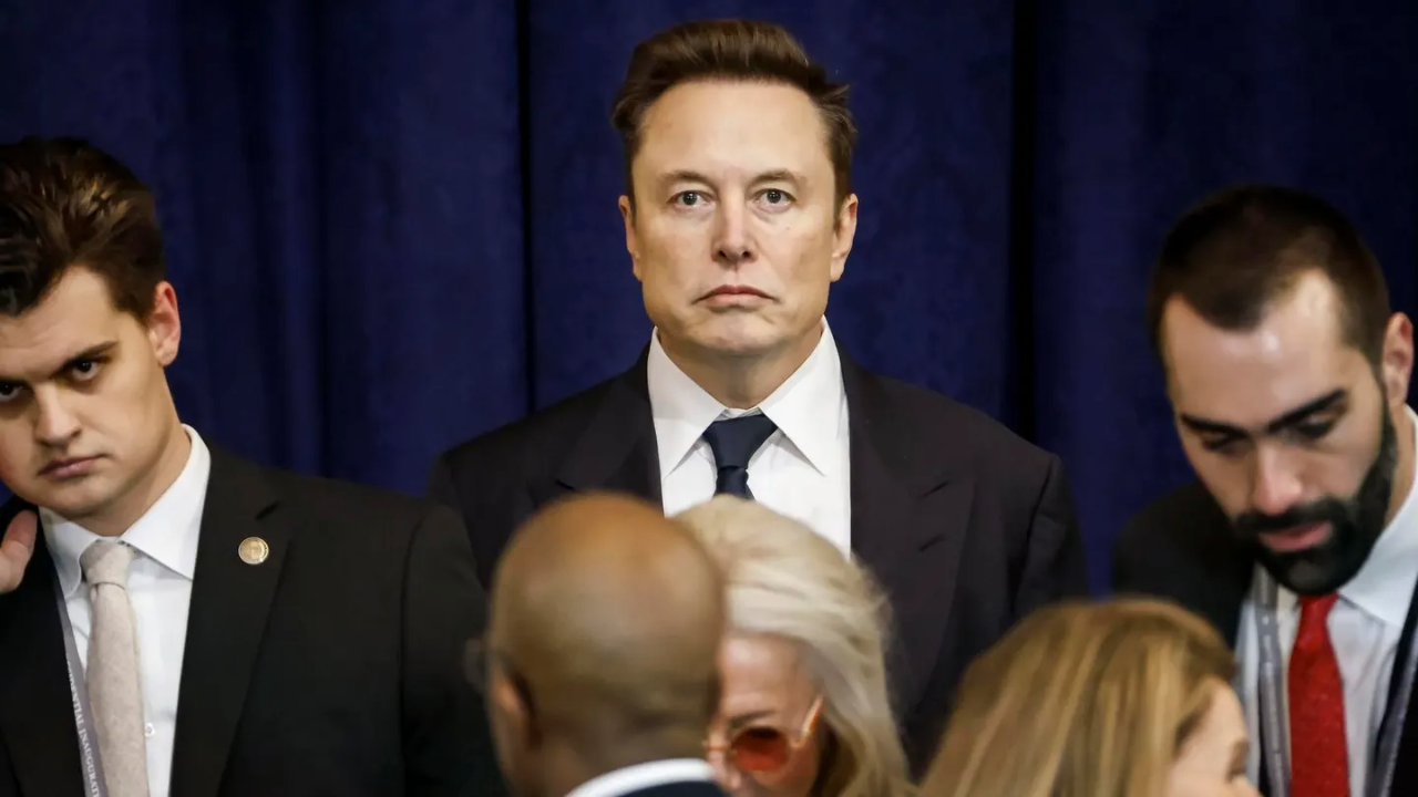 Las mentiras de Elon Musk sobre los autos autónomos de Tesla finalmente lo alcanzaron