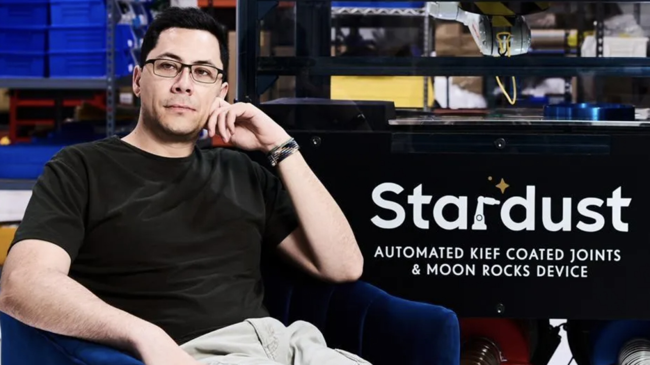 Conoce al exingeniero de la NASA que entrena robots para fabricar cigarros de marihuana prearmados