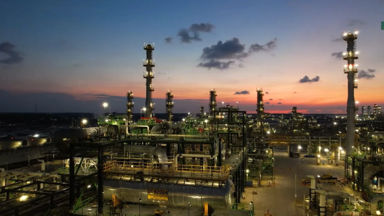 Pemex informa que fue sofocado un incendio en perímetro de refinería de Dos Bocas