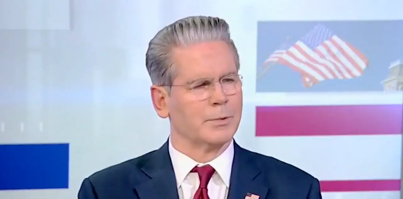 Scott Bessent argumenta que EU estaba ‘dormido’ en materia de seguridad económica y que las políticas de Trump lo despertaron
