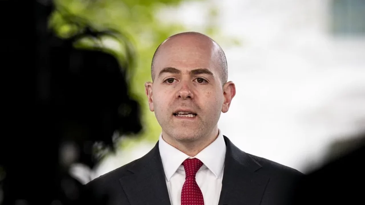 Trump elige a Stephen Miran para ocupar el puesto vacante en la Junta de la Fed