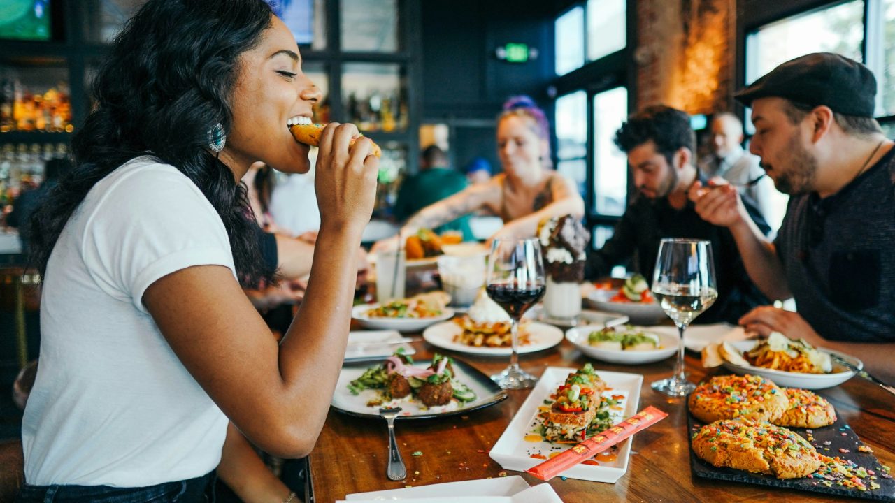 Comensales cautelosos evitan los restaurantes, lo que aumenta la posibilidad de un impulso para los minoristas