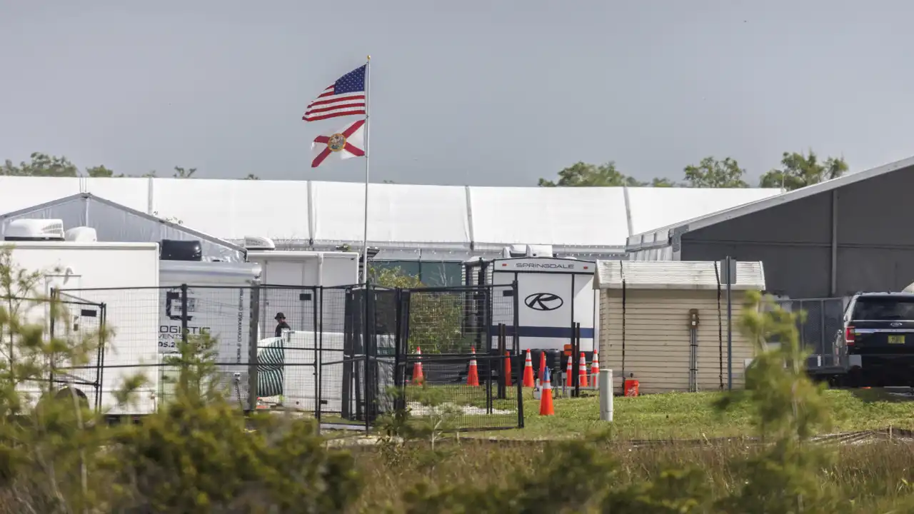 Florida planea cerrar el ‘Alligator Alcatraz’ por su alto costo operativo: NYT