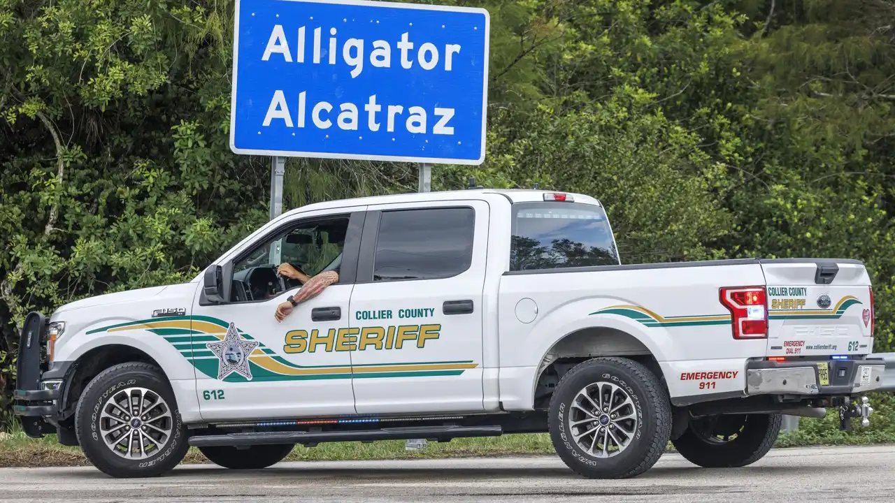 Juez de EU desestima demanda sobre el acceso legal de migrantes en ‘Alligator Alcatraz’