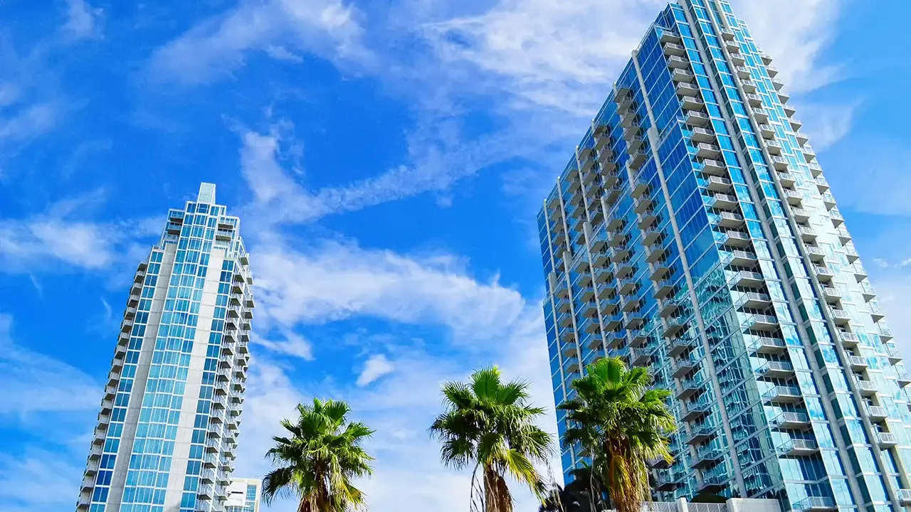Suben ventas de vivienda premium en Riviera Maya, Puerto Vallarta y Los Cabos, pero no construyen inmuebles para los empleados