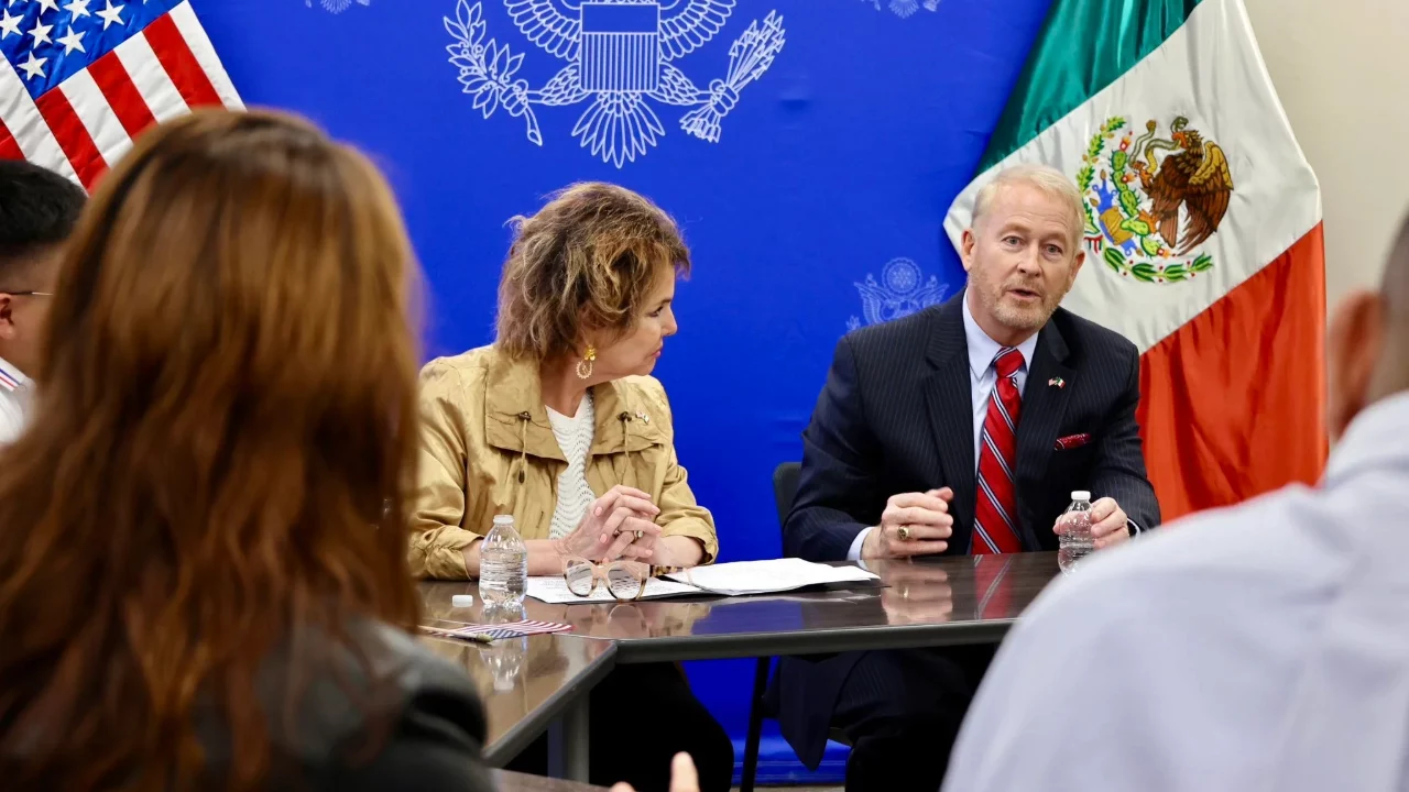 Embajador de EU en México dice que los carteles del narco ‘se están yendo a la quiebra’