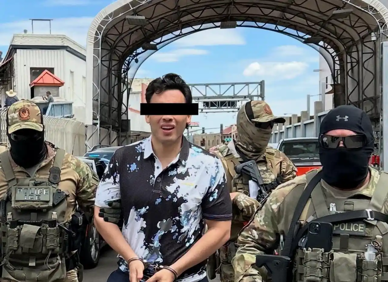 ICE difunde imágenes de Julio César Chávez Jr. esposado en su entrega a México