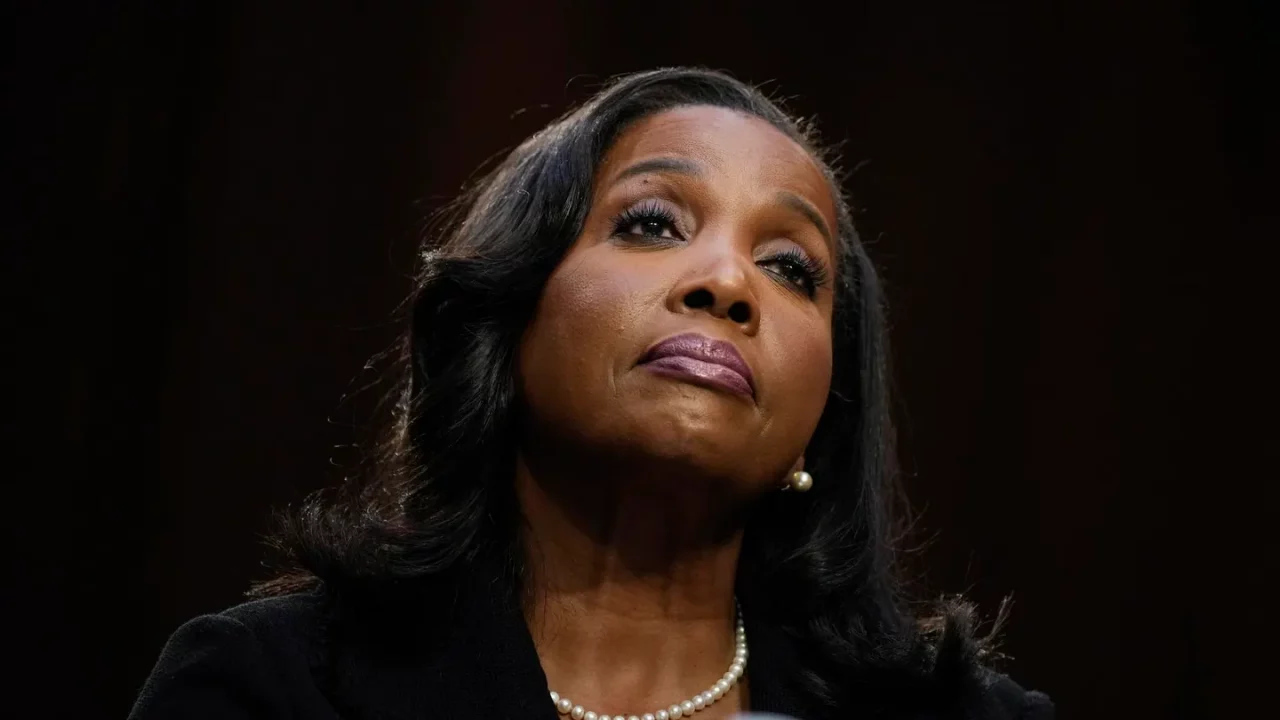 ¿Puede Trump despedir a Lisa Cook? Te decimos por qué la decisión del presidente sobre la Fed es legalmente incierta