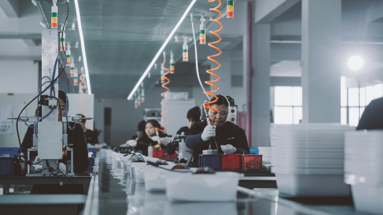 Fábricas chinas recortan turnos y salarios a los trabajadores mientras los aranceles de EU hacen mella