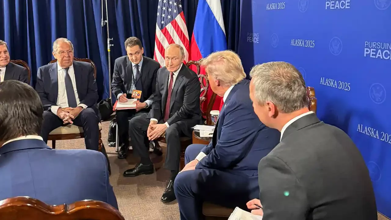 Trump y Putin inician reunión acompañados de sus delegaciones a puerta cerrada