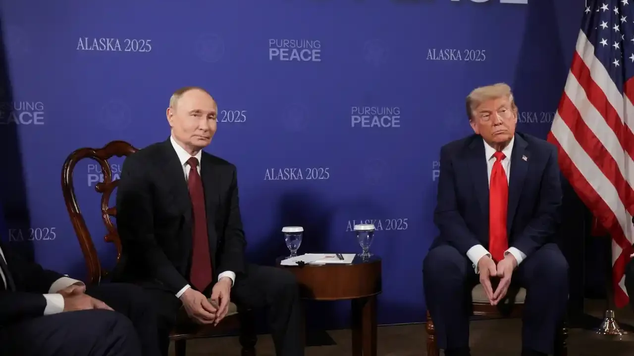 Trump y Putin inician reunión acompañados de sus delegaciones a puerta cerrada