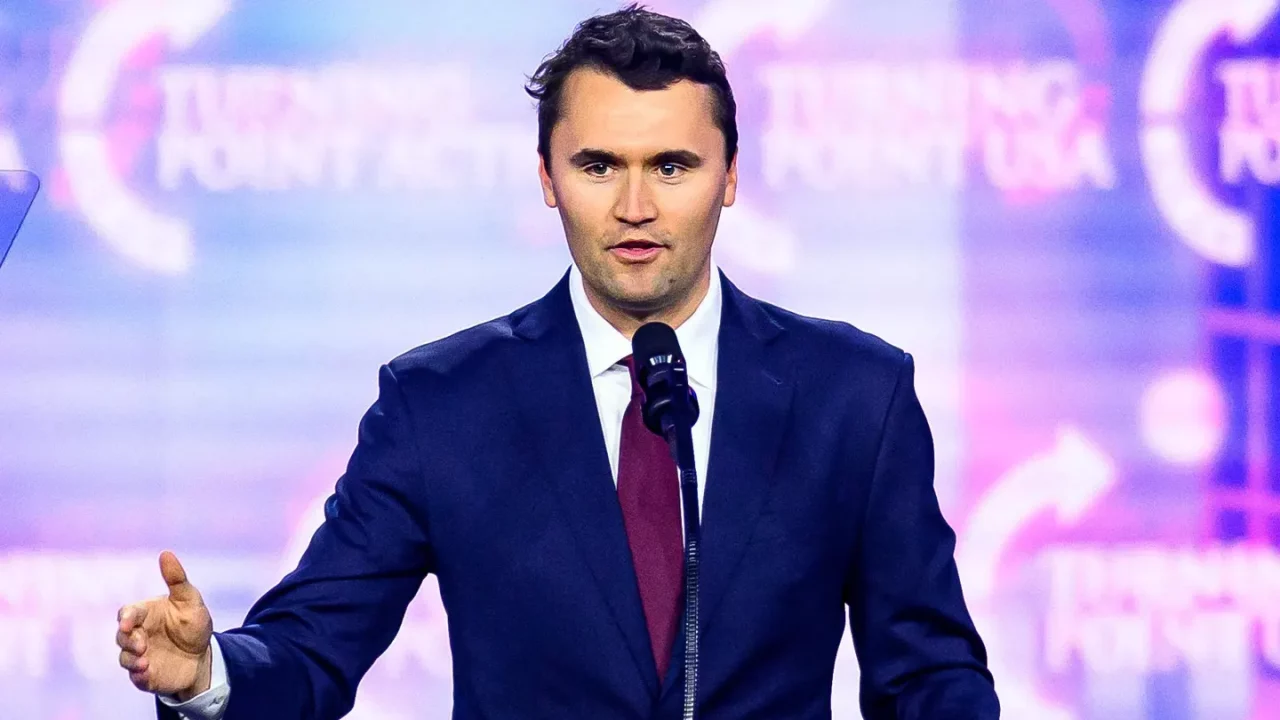Los libros y podcasts de Charlie Kirk encabezan las listas después del asesinato