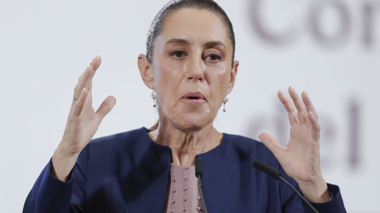 Sheinbaum admite que Pemex presiona las finanzas públicas por su elevada deuda