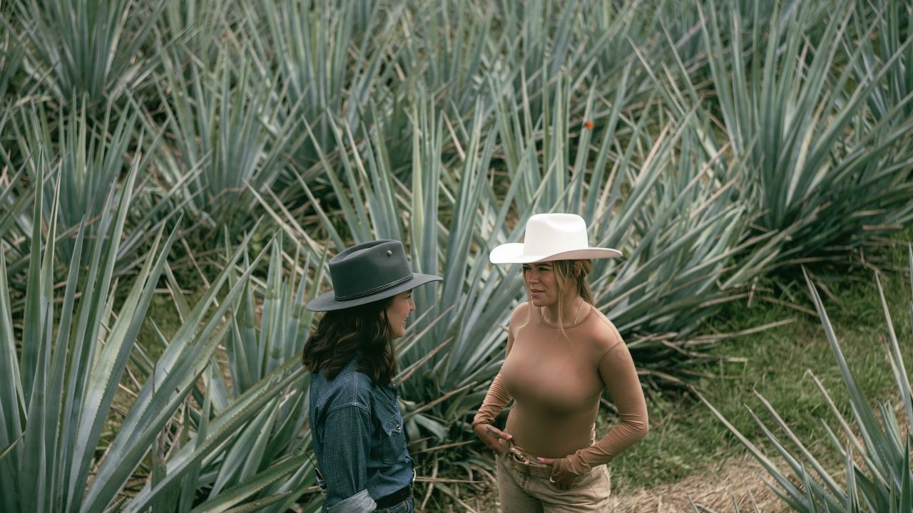 PRIMICIA: Karol G cristaliza un anhelo en alianza con la primera Maestra Tequilera en México