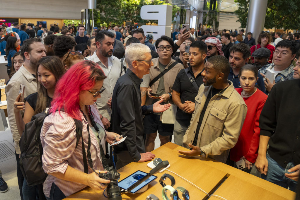 Tim Cook venta iPhone 17 NY