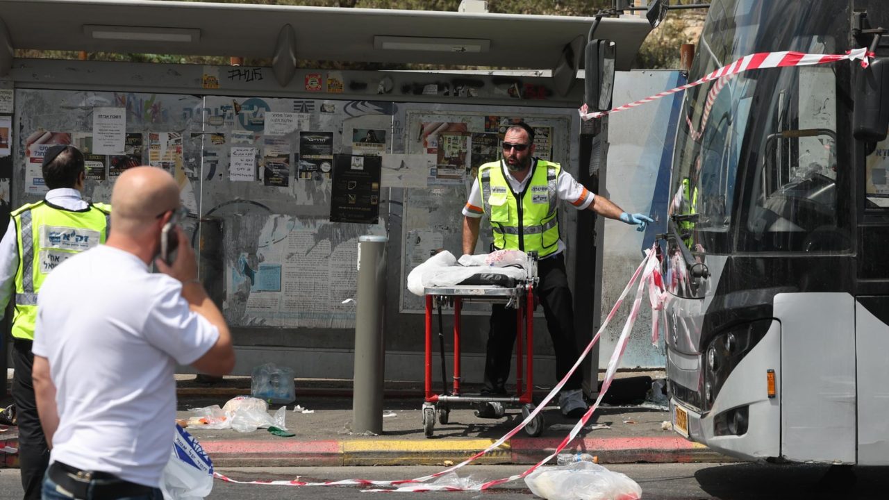 Pistoleros palestinos matan a seis personas en tiroteo en parada de autobús en Jerusalén