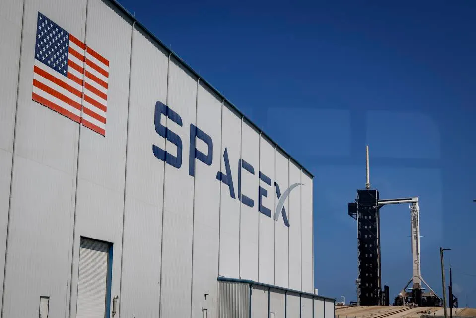 SpaceX adquiere licencias de espectro inalámbrico de EchoStar por 17 mil mdd