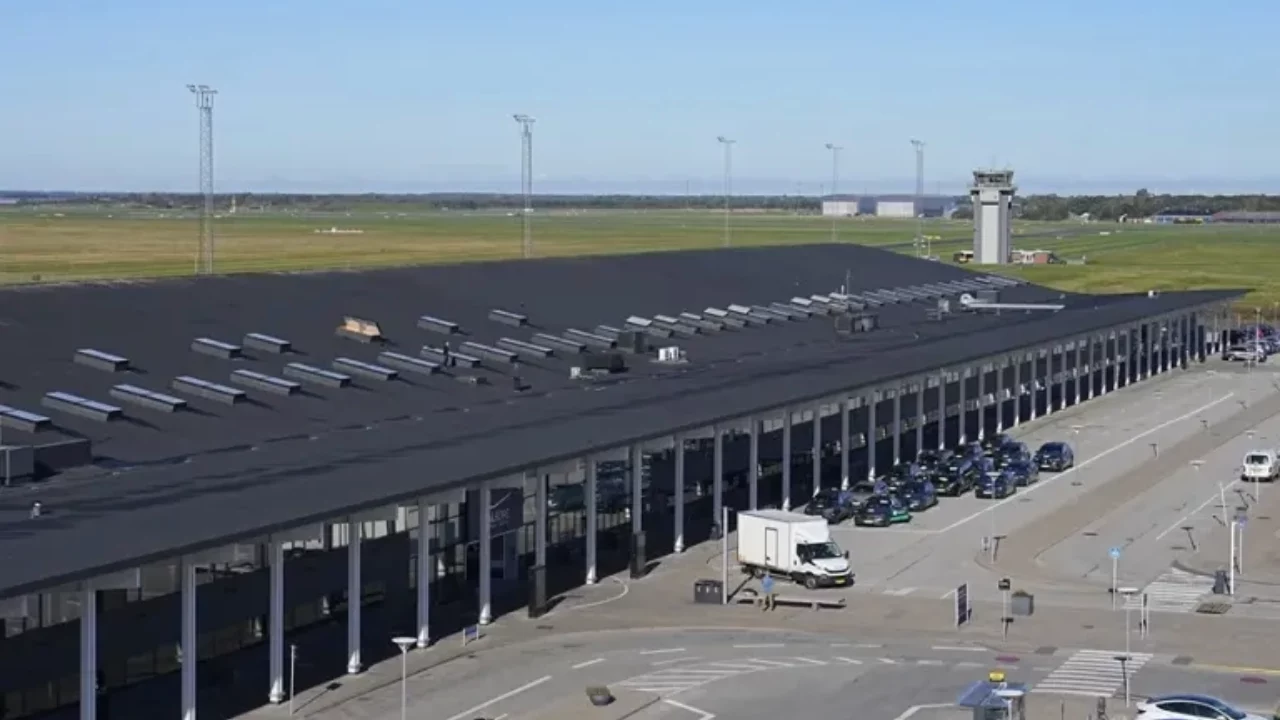 Drones vuelven a perturbar aeropuertos en Dinamarca; Rusia niega implicación tras acusaciones