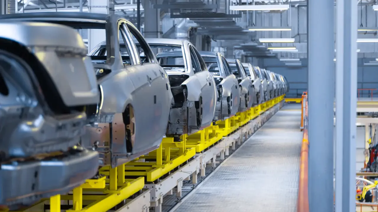 Gobierno buscará imponer aranceles a importaciones automotrices y manufactura
