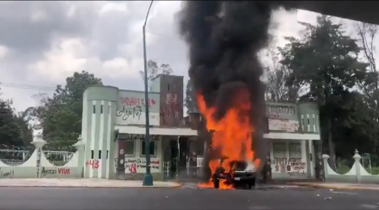 Ayotzinapa: presuntos normalistas destruyen reja de acceso en Campo Militar 1