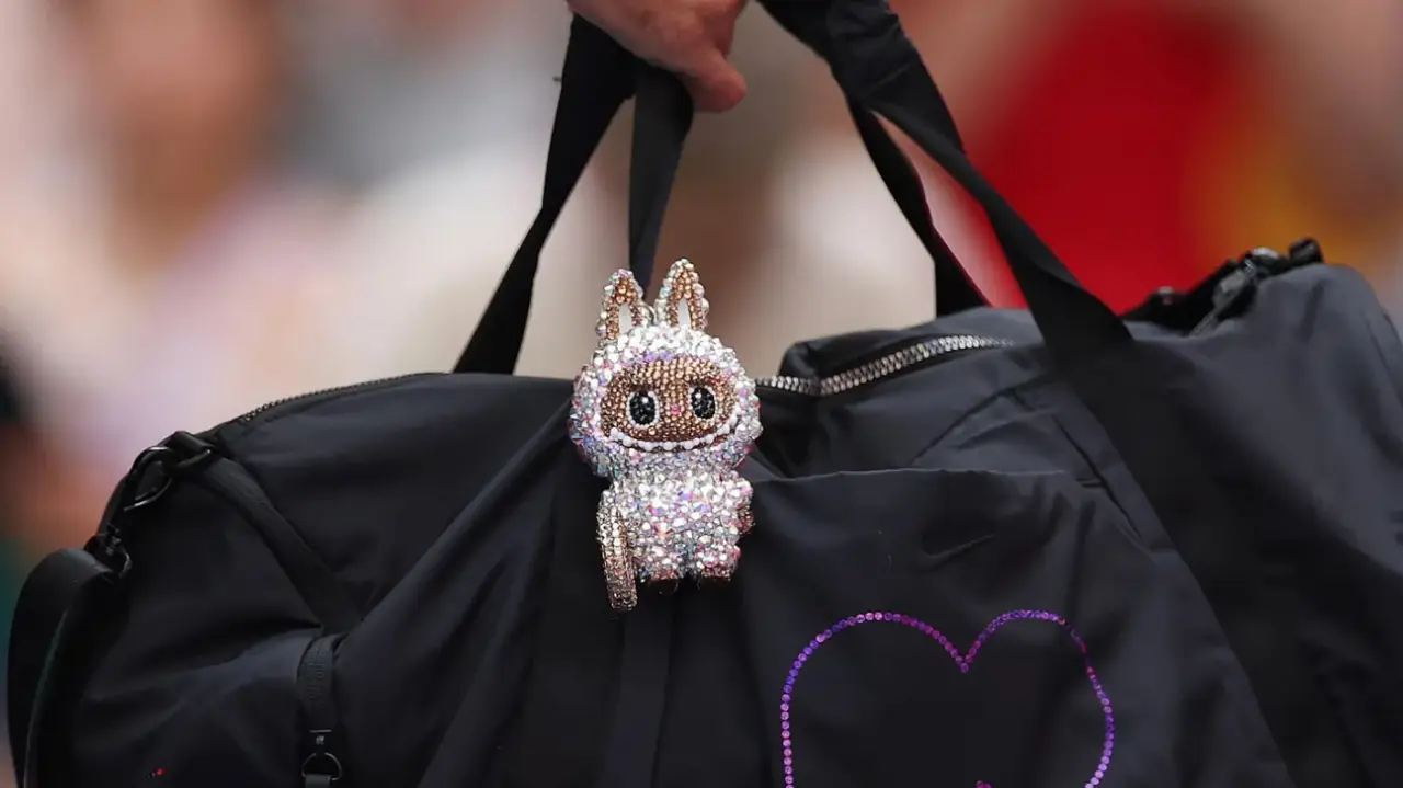 De el anillo de compromiso de Taylor Swift a los Labubus de Naomi Osaka: estos accesorios virales de celebridades son de pequeños negocios