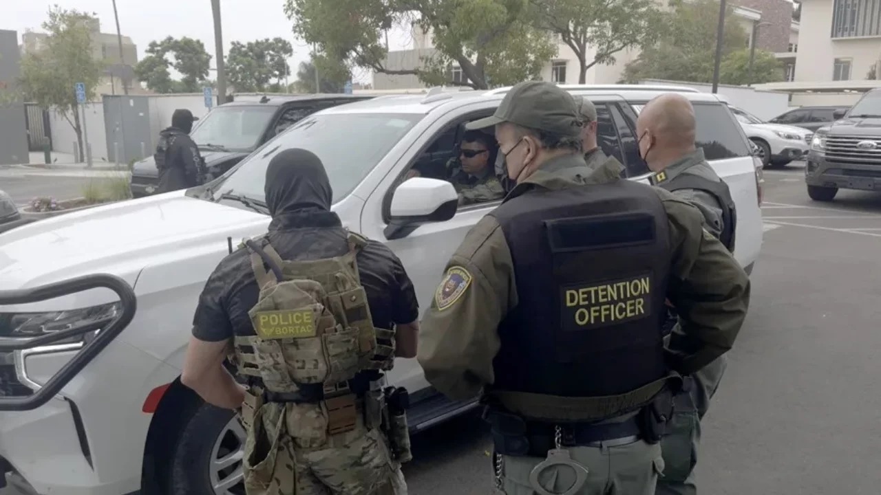 Conductor herido por ICE asegura que le dispararon antes de mover su auto